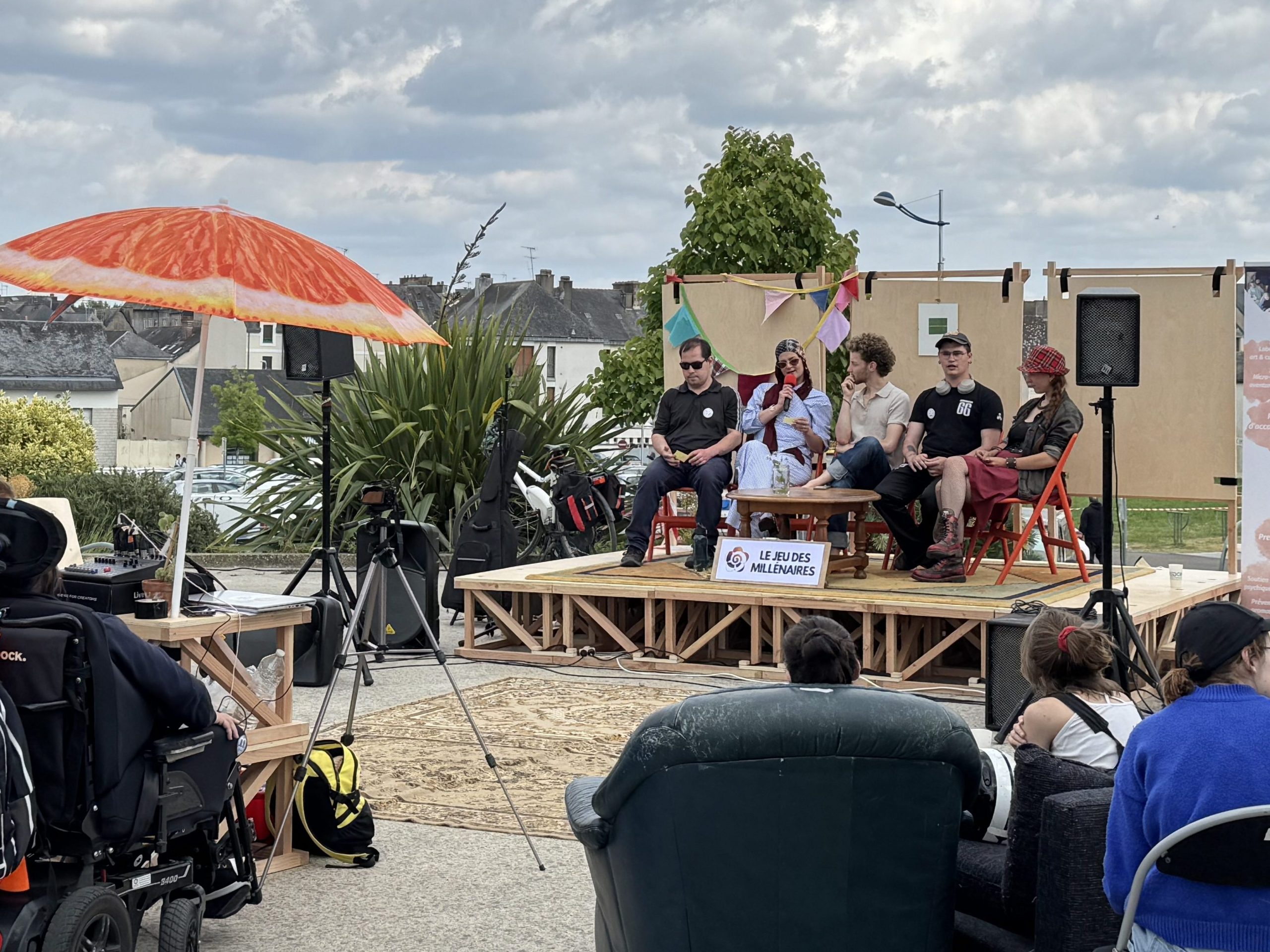 Intervention sur scène pour raconter une vision joyeuse du futur en 2052.